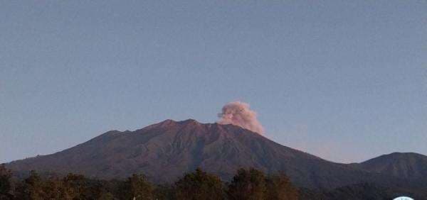Gunung Raung Erupsi Dengan Ketinggian Asap 600 Meter Dari Puncak, Pendaki Luar Kota Dilarang Naik Gunung Raung Erupsi Dengan Ketinggian Asap 600 Meter Dari Puncak, Pendaki Luar Kota Dilarang Naik