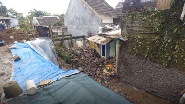 Talud Ambrol di Semarang, 3 Motor Warga Tercebur ke Sungai Talud Ambrol di Semarang, 3 Motor Warga Tercebur ke Sungai