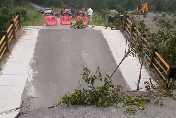 Jembatan di Bangka Roboh Diterjang Arus, 3 Pemotor Jatuh ke Sungai Jembatan di Bangka Roboh Diterjang Arus, 3 Pemotor Jatuh ke Sungai