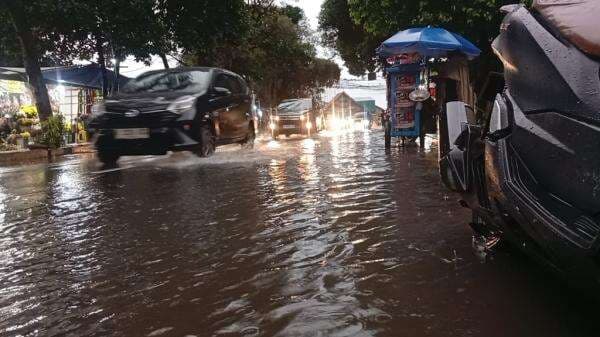 Jakarta Diguyur Hujan, Jalan Pengadegan Timur Pancoran Tergenang Banjir Jakarta Diguyur Hujan, Jalan Pengadegan Timur Pancoran Tergenang Banjir