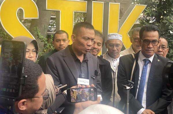 Rismon Walk Out saat Bertemu Komisi Percepatan Reformasi Polri: Kami Bukan Penonton Rismon Walk Out saat Bertemu Komisi Percepatan Reformasi Polri: Kami Bukan Penonton