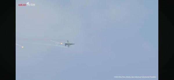 Atraksi Pesawat Tempur Hibur Masyarakat di HUT ke-80 TNI Atraksi Pesawat Tempur Hibur Masyarakat di HUT ke-80 TNI