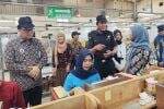 Bea Cukai Yogyakarta Serahkan BLT Rp600.000 kepada Pekerja Pabrik Rokok Bea Cukai Yogyakarta Serahkan BLT Rp600.000 kepada Pekerja Pabrik Rokok