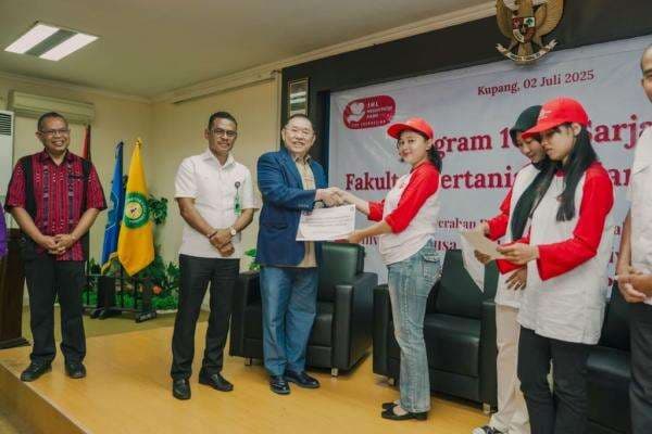 Jerry Hermawan Lo Beri Beasiswa 100 Mahasiswa di NTT, Program 1.000 Sarjana Hampir Tuntas Jerry Hermawan Lo Beri Beasiswa 100 Mahasiswa di NTT, Program 1.000 Sarjana Hampir Tuntas