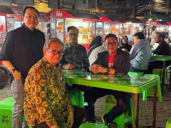 Bebas dari Tahanan, Hasto Kristiyanto Makan Sate Padang di Taman Menteng Bebas dari Tahanan, Hasto Kristiyanto Makan Sate Padang di Taman Menteng