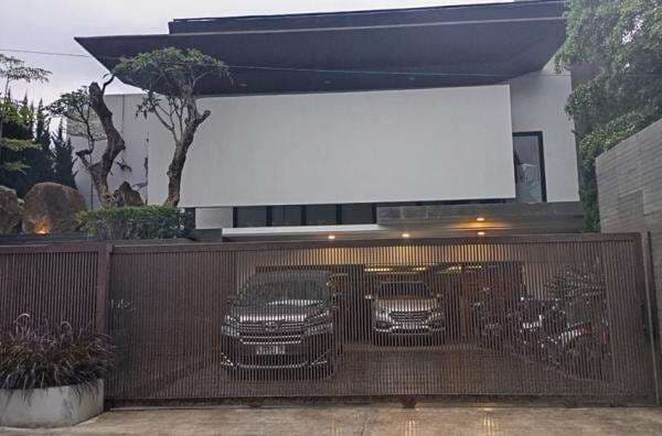 Beberapa Barang dan Dokumen Disita KPK dari Rumah Ridwan Kamil Beberapa Barang dan Dokumen Disita KPK dari Rumah Ridwan Kamil