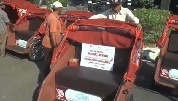 25 Tukang di Pemalang Terima Becak Listrik dari Presiden Prabowo 25 Tukang di Pemalang Terima Becak Listrik dari Presiden Prabowo