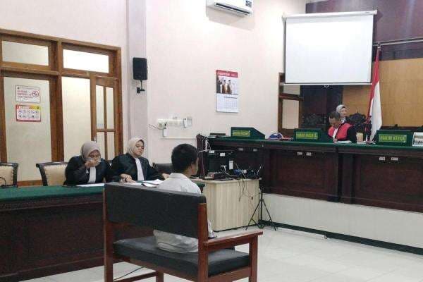 Suami Jual Istri untuk Layanan Seks Bertiga di Hotel Mojokerto Dituntut 7 Tahun Penjara Suami Jual Istri untuk Layanan Seks Bertiga di Hotel Mojokerto Dituntut 7 Tahun Penjara