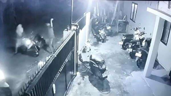 Begal Bersenjata Tajam di Makassar Terekam CCTV, Kini Ditangkap Polisi Begal Bersenjata Tajam di Makassar Terekam CCTV, Kini Ditangkap Polisi