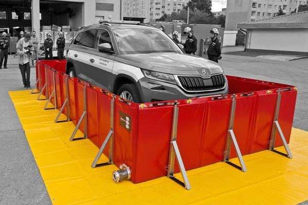 Begini Cara Mematikan Mobil Listrik yang Terbakar, Bahkan Harus Direndam Seminggu! Begini Cara Mematikan Mobil Listrik yang Terbakar, Bahkan Harus Direndam Seminggu!