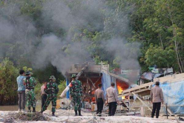 Belasan Rakit Penambang Emas Ilegal di Jambi Dibakar Aparat Belasan Rakit Penambang Emas Ilegal di Jambi Dibakar Aparat