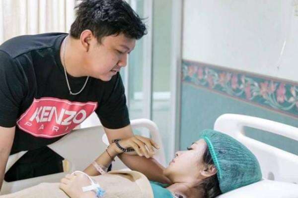 Bella Bonita Sedih Belum Bisa Gendong dan Susui Langsung Anaknya usai Dilahirkan Bella Bonita Sedih Belum Bisa Gendong dan Susui Langsung Anaknya usai Dilahirkan