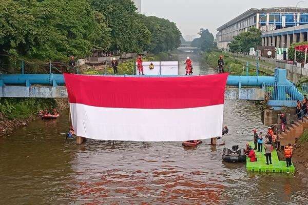 Penampakan Bendera Merah Putih Raksasa di Kali Ciliwung, Jadi Perhatian Pengunjung CFD Penampakan Bendera Merah Putih Raksasa di Kali Ciliwung, Jadi Perhatian Pengunjung CFD