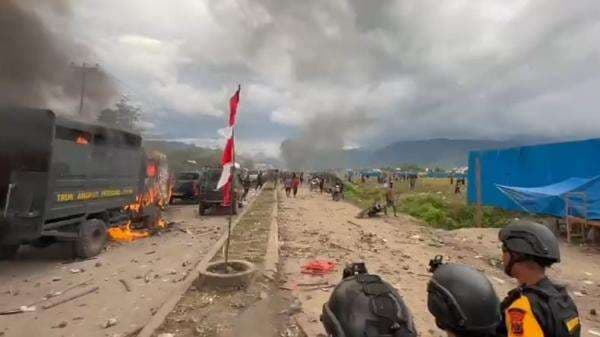Bentrokan Pecah di Wamena, 6 Orang Terluka Truk Polisi Dibakar Bentrokan Pecah di Wamena, 6 Orang Terluka Truk Polisi Dibakar