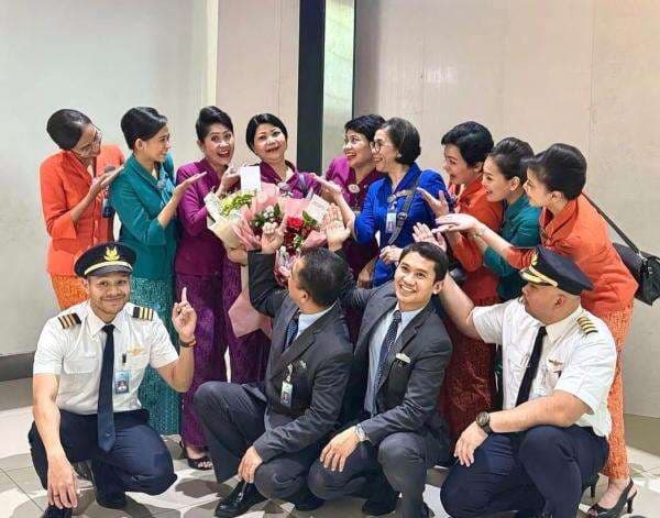 Pramugari Ini Pensiun Setelah 38 Tahun Bertugas, Berapa Batas Usia Maksimal Awak Kabin Pesawat? Pramugari Ini Pensiun Setelah 38 Tahun Bertugas, Berapa Batas Usia Maksimal Awak Kabin Pesawat?