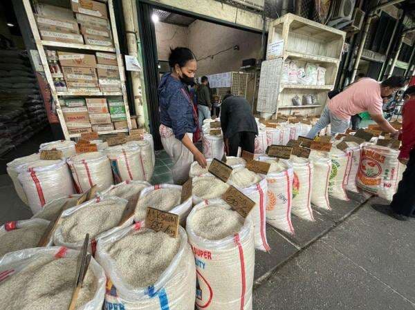 Pedagang di Pasar Induk Cipinang Ngeluh Penjualan Tersendat Imbas Kasus Beras Oplosan Pedagang di Pasar Induk Cipinang Ngeluh Penjualan Tersendat Imbas Kasus Beras Oplosan