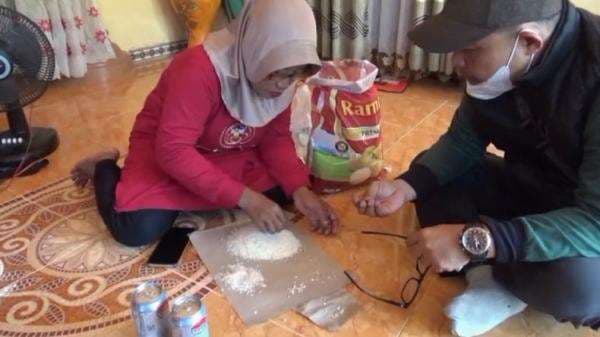 Beras Palsu Resahkan Warga Batanghari Jambi, Kenali Ciri-Cirinya Beras Palsu Resahkan Warga Batanghari Jambi, Kenali Ciri-Cirinya