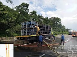 Berawal Pecah Ban, Truk Angkut Galon Air Terbakar di Tol Jagorawi   
