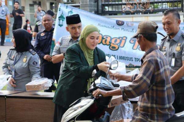 Berbagi di Bulan Suci, Imigrasi Surabaya Bagikan 100 Paket Takjil untuk Masyarakat Berbagi di Bulan Suci, Imigrasi Surabaya Bagikan 100 Paket Takjil untuk Masyarakat