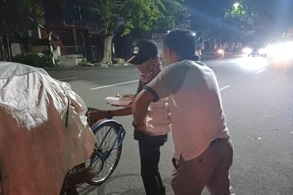 Berbagi Kebahagiaan, Mayjen TNI Ramses Tobing Bagikan Menu Buka Puasa untuk Anak Jalanan dan Pekerja Kecil Berbagi Kebahagiaan, Mayjen TNI Ramses Tobing Bagikan Menu Buka Puasa untuk Anak Jalanan dan Pekerja Kecil