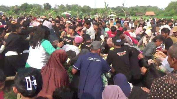 Prosesi Gunungan Haul Ki Ageng Jaka Tarub Ricuh, Lansia dan Emak-Emak Jatuh Terinjak Prosesi Gunungan Haul Ki Ageng Jaka Tarub Ricuh, Lansia dan Emak-Emak Jatuh Terinjak