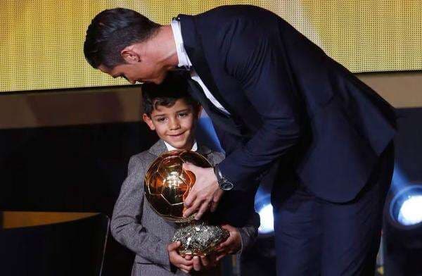 Beredar Foto Perempuan yang Diduga Ibu Kandung Cristiano Ronaldo Jr, Mirip Banget! Beredar Foto Perempuan yang Diduga Ibu Kandung Cristiano Ronaldo Jr, Mirip Banget!