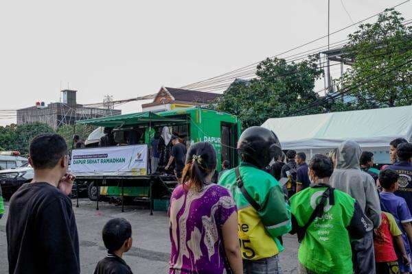 Berkah Ramadan, Baznas Bagikan Makanan Siap Saji di Masjid Assyakirin Jatinegara Berkah Ramadan, Baznas Bagikan Makanan Siap Saji di Masjid Assyakirin Jatinegara