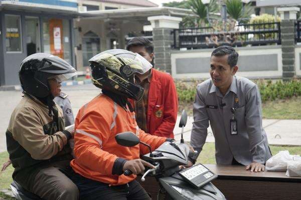 Berkah Ramadan, Kakanim Surabaya Bagikan Ratusan Takjil Gratis ke Masyarakat Berkah Ramadan, Kakanim Surabaya Bagikan Ratusan Takjil Gratis ke Masyarakat