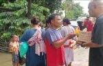 Berpakaian Preman, Kapolres Serang Kunjungi Korban Banjir di Serang Banten