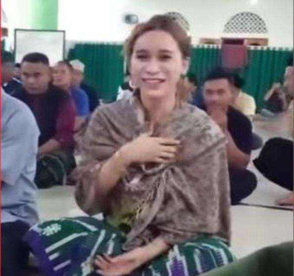 Berpenampilan Cantik, Dikira Wanita Nyasar ke Shaf Pria saat Shalat Tarawih Ternyata... Berpenampilan Cantik, Dikira Wanita Nyasar ke Shaf Pria saat Shalat Tarawih Ternyata...
