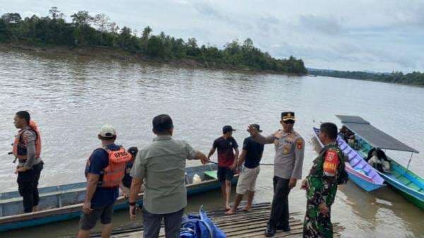 Kapal Tenggelam di Sungai Mahakam, 20 Orang Selamat 8 Hilang Kapal Tenggelam di Sungai Mahakam, 20 Orang Selamat 8 Hilang