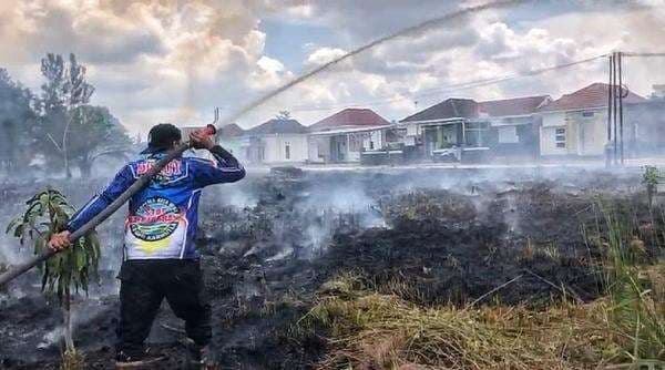 Kebakaran Lahan Dekat Permukiman di Palangka Raya, Tim Dalkarhutla Dishut Kalteng Cepat Bertindak Kebakaran Lahan Dekat Permukiman di Palangka Raya, Tim Dalkarhutla Dishut Kalteng Cepat Bertindak