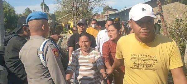 Takut Ditangkap Polisi Emak-Emak Bandar Narkoba ini Masukkan Sabu ke Baju Temannya Takut Ditangkap Polisi Emak-Emak Bandar Narkoba ini Masukkan Sabu ke Baju Temannya