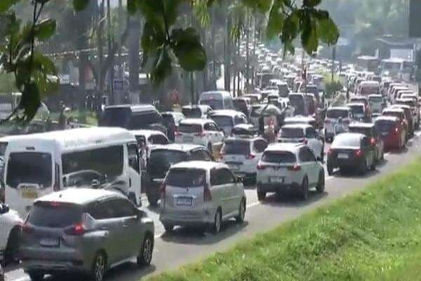 Libur Panjang, Kendaraan Mengular di Jalur Puncak Bogor Libur Panjang, Kendaraan Mengular di Jalur Puncak Bogor