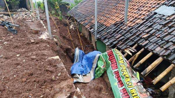 Tanah Longsor 2 Rumah di Cibiuk Garut Rusak, Eroh Janda Tua Harapkan Bantuan Tanah Longsor 2 Rumah di Cibiuk Garut Rusak, Eroh Janda Tua Harapkan Bantuan