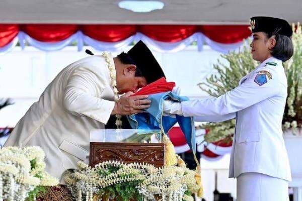 Bianca Terharu Presiden Prabowo Cium Bendera Merah Putih Bianca Terharu Presiden Prabowo Cium Bendera Merah Putih