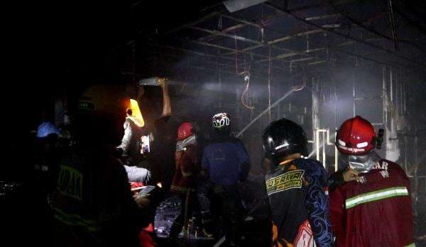 Big Mall Samarinda Terbakar, Petugas Kesulitan Padamkan Api Akibat Asap Tebal Big Mall Samarinda Terbakar, Petugas Kesulitan Padamkan Api Akibat Asap Tebal