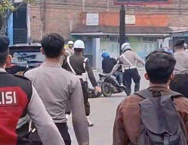 Tega, Biker Kabur Tinggalkan Pacar Usai Terjatuh dari Motor Tega, Biker Kabur Tinggalkan Pacar Usai Terjatuh dari Motor