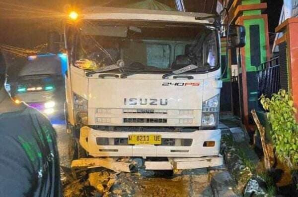 Bikin Jantungan, Truk Muatan Berat Jalan Tanpa Sopir di Jalan Raya Bojonegoro