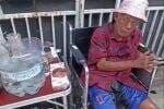 Bikin Sedih, Pak Tarno Jualan Ikan Cupang Sambil Duduk di Kursi Roda usai Stroke Bikin Sedih, Pak Tarno Jualan Ikan Cupang Sambil Duduk di Kursi Roda usai Stroke