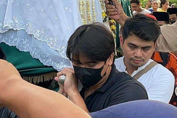 Billy Syahputra Ikut Angkat Keranda Jenazah Mpok Alpa, Tak Kuasa Menahan Tangis Billy Syahputra Ikut Angkat Keranda Jenazah Mpok Alpa, Tak Kuasa Menahan Tangis