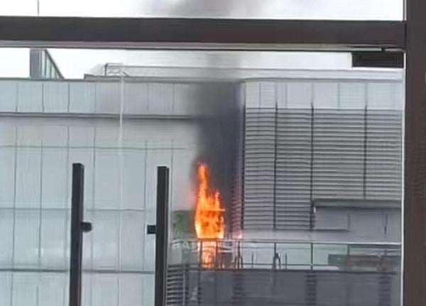 Viral Kebakaran di Mal Bintaro XChange, Api Berkobar di Bagian Atas Gedung Viral Kebakaran di Mal Bintaro XChange, Api Berkobar di Bagian Atas Gedung