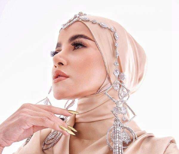 5 Bisnis Milik Olla Ramlan, Jadi Sorotan di Resepsi Pernikahan Luna Maya dan Maxime Bouttier 5 Bisnis Milik Olla Ramlan, Jadi Sorotan di Resepsi Pernikahan Luna Maya dan Maxime Bouttier