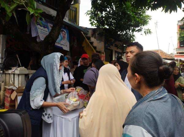 <i>Blusukan</i> ke Kalibata, Caleg Perindo Santi Paramita Diminta Warga Stabilkan Harga Bahan Pokok <i>Blusukan</i> ke Kalibata, Caleg Perindo Santi Paramita Diminta Warga Stabilkan Harga Bahan Pokok