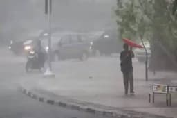 BMKG: Hujan Petir Disertai Angin Kencang Berpotensi Landa Jakarta hingga 6 Mei