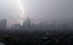     BMKG: Jakarta Berpotensi Diguyur Hujan Disertai Petir dan Angin Kencang hingga 6 Mei   