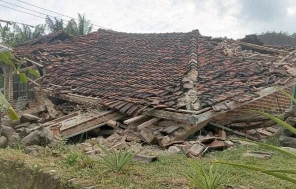 BNPB: 17 Ribu Warga Kabupaten Gresik Mengungsi Imbas Info Tsunami dan Gempa Susulan