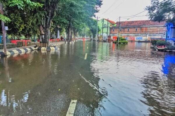 BNPB Lakukan Operasi Modifikasi Cuaca Taburkan 19 Ton NaCl Atasi Banjir Demak