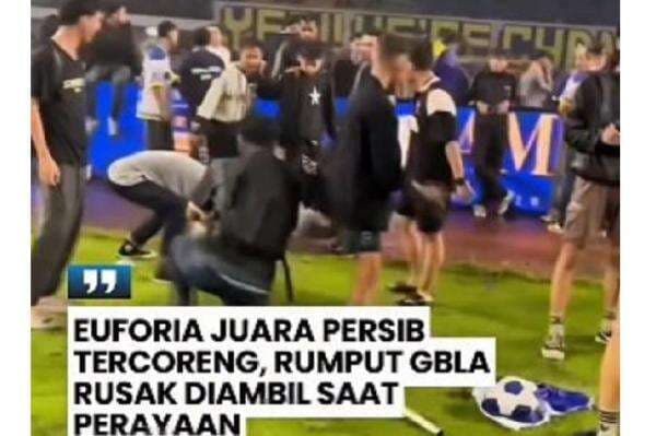 Foto-foto Aksi Bobotoh Bawa Pulang Rumput Stadion GBLA, Kenang-kenangan atau Perusakan? Foto-foto Aksi Bobotoh Bawa Pulang Rumput Stadion GBLA, Kenang-kenangan atau Perusakan?