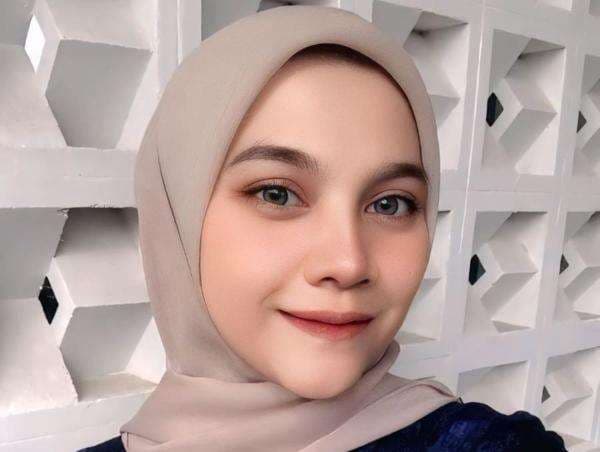 Bobotoh Cantik Khintan Fadilla Prediksi Persib Bandung Menang 2-0 atas Semen Padang di Super League 2025-2026 Bobotoh Cantik Khintan Fadilla Prediksi Persib Bandung Menang 2-0 atas Semen Padang di Super League 2025-2026